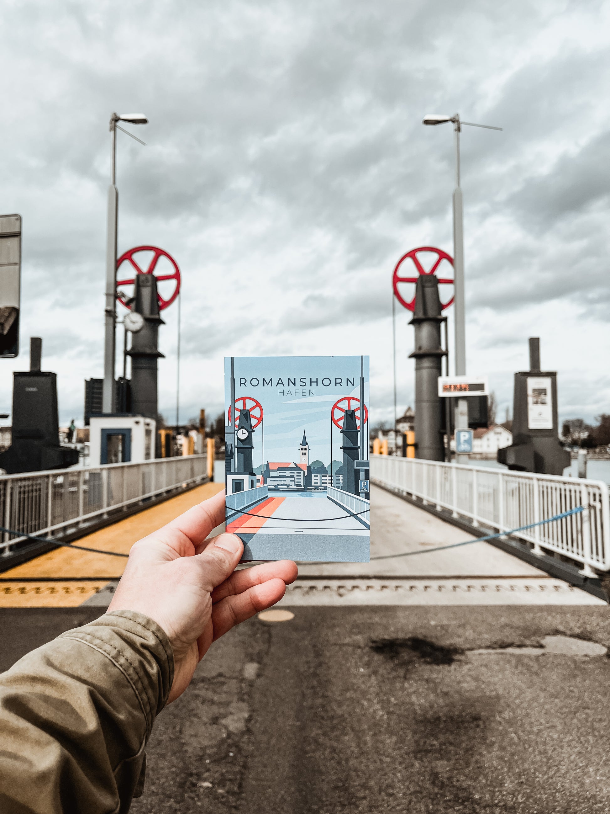 Postkarte Fährhafen Romanshorn – Originalkarte in der Hand am Bodensee