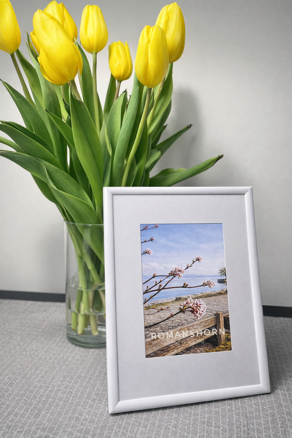 Postkarte Frühling Romanshorn – Originalkarte im Bilderrahmen mit Tulpen